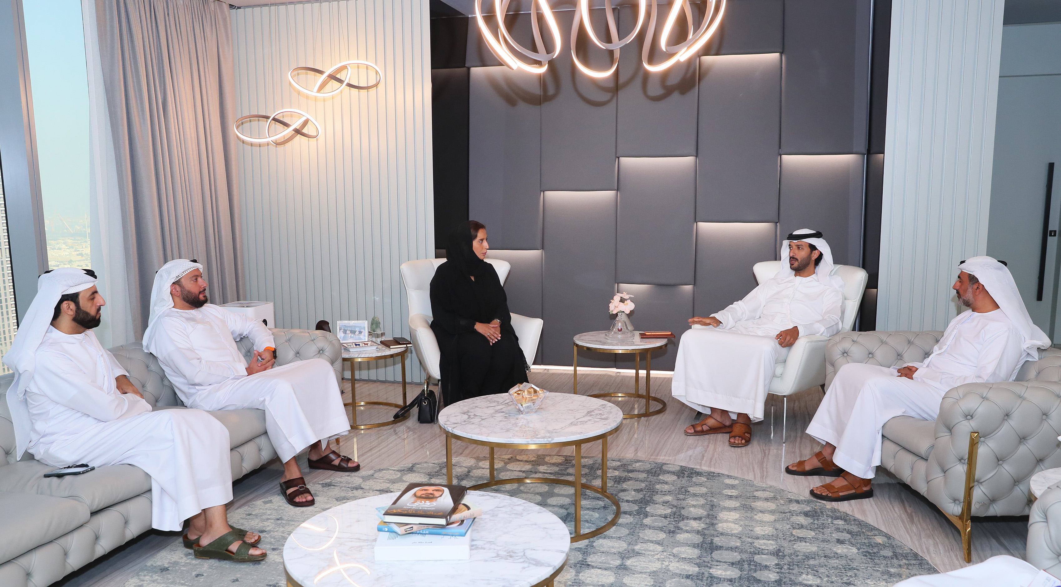 وزير الاقتصاد يُطلع عدداً من سفراء الإمارات في دول صديقة على التوجه الاقتصادي الجديد للدولة تماشياً مع أهداف ومبادئ الخمسين